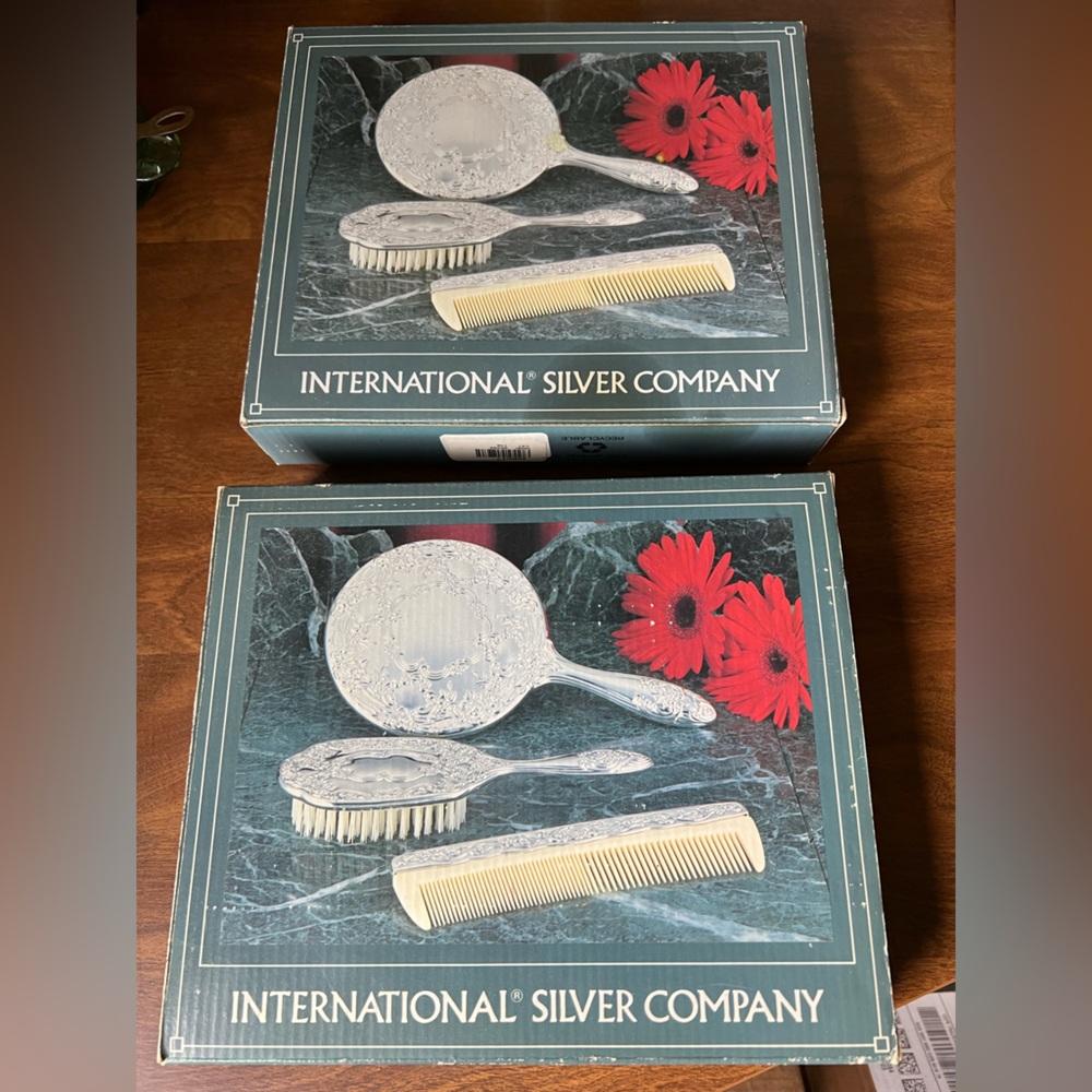 VINTAGE INTERNATIONAL SILVER COMPANY GROOMING KIT (x2)!!!